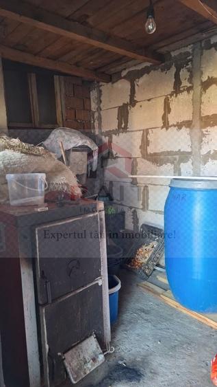Casă individuală cu 6 camere cu Canalizare în Corbeni