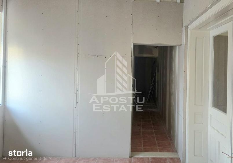 Casă cu 4 camere semidecomandat cu Teren 1440 Mp în Central