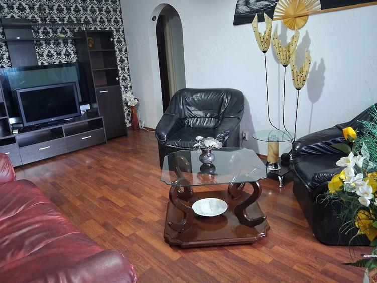 Apartament cu 3 camere semidecomandat în Berceni