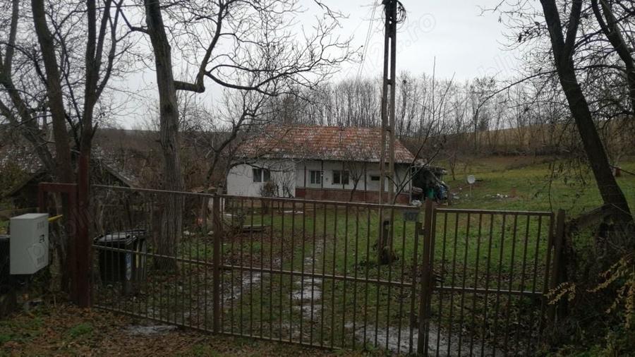 Casă cu 3 camere în Cătina