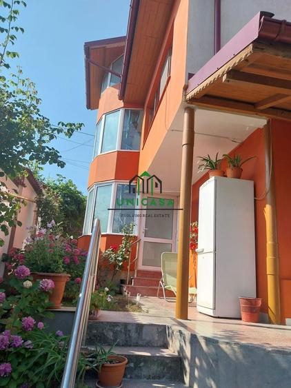 Casă individuală cu 8 camere cu Canalizare în Cetățuia