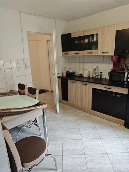 Apartament cu 3 camere decomandat în Păcii