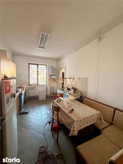 Apartament cu 4 camere semidecomandat, mobilat în Central