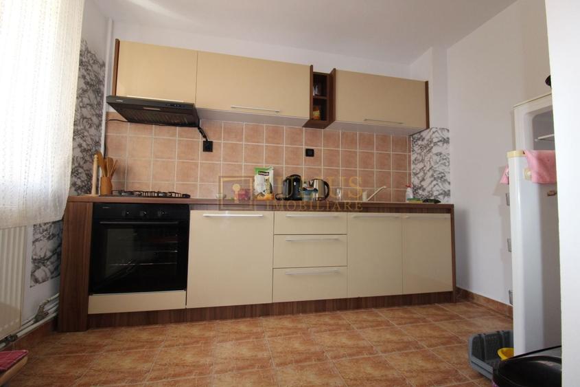 Apartament cu 3 camere semidecomandat, mobilat în Complex Studențesc