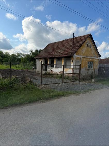 Casă cu 2 camere cu Teren 2100 Mp în Zam