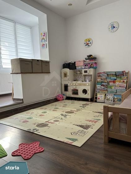 Apartament cu 3 camere decomandat în Criș