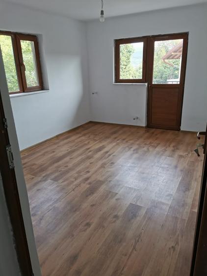 Casă individuală cu 4 camere cu Canalizare în Vest