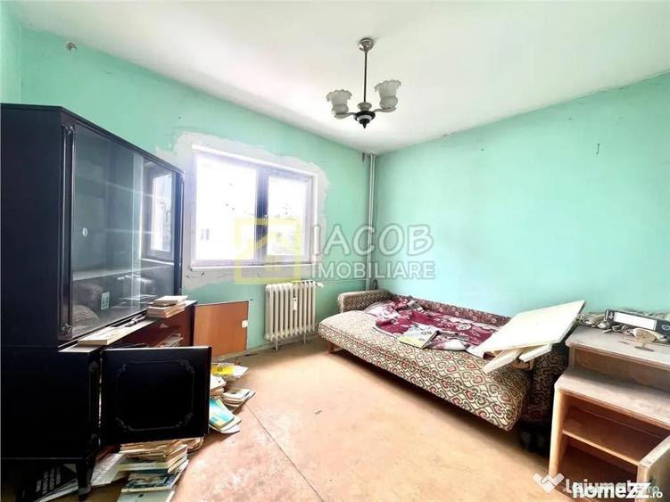 Apartament cu 3 camere semidecomandat în Central