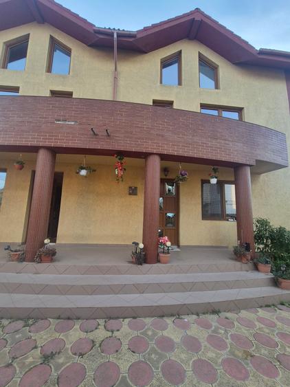 Duplex cu 8 camere cu Teren 1000 Mp în Năvodari