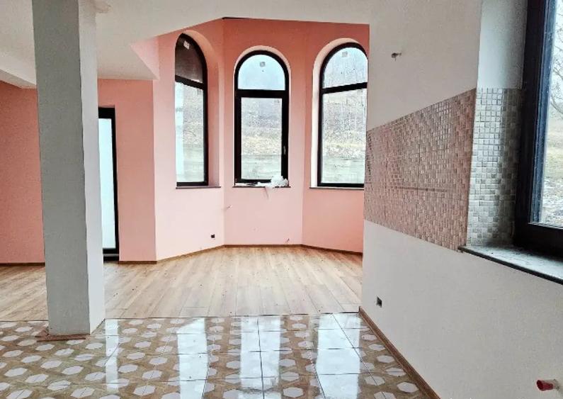 Casă cu 5 camere cu Teren 2000 Mp în Ciritei