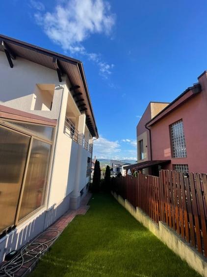 Casă individuală cu 7 camere cu Canalizare în Iris
