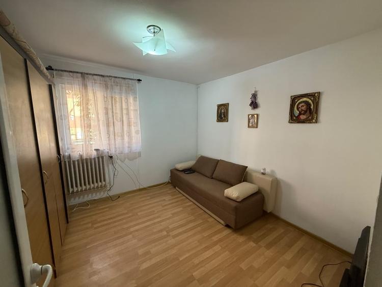 Apartament cu 3 camere semidecomandat, mobilat în Cetate