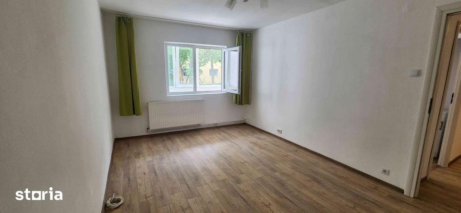 Apartament cu 2 camere decomandat în Tractorul