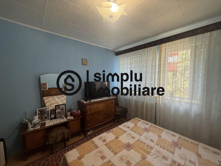 Apartament cu 3 camere semidecomandat în Rovine