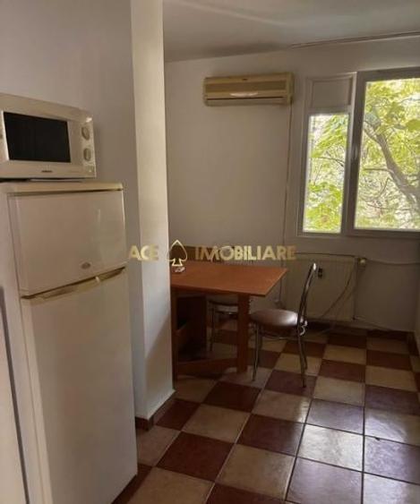 Apartament cu 3 camere semidecomandat, mobilat în Berceni