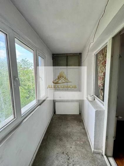 Apartament cu 3 camere semidecomandat în Alexandru Obregia