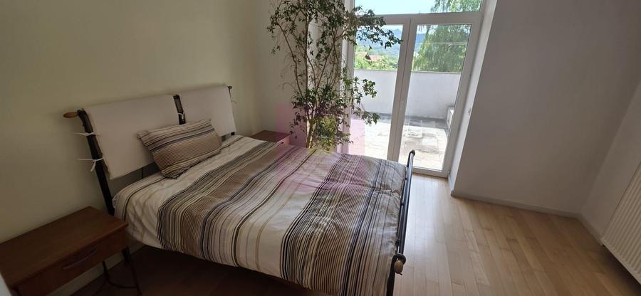 Casă individuală cu 10 camere cu Canalizare în Central