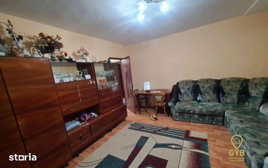 Apartament cu 4 camere, mobilat în Est