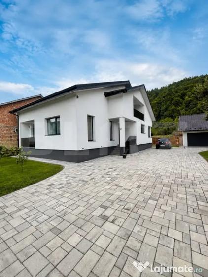 Casă cu 3 camere cu Teren 3500 Mp în Central