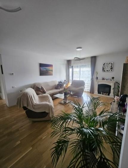Apartament cu 3 camere decomandat, mobilat în P-ța Victoriei