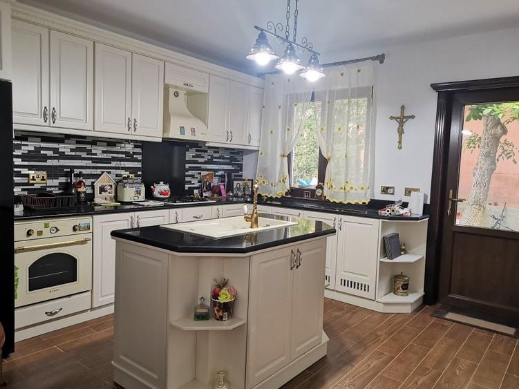 Casă individuală cu 4 camere cu Teren 500 Mp în Ultracentral