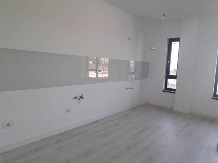 Apartament cu 3 camere nedecomandat în Aradului