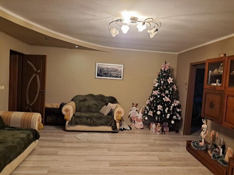 Apartament cu 3 camere semidecomandat în Craiovița Nouă