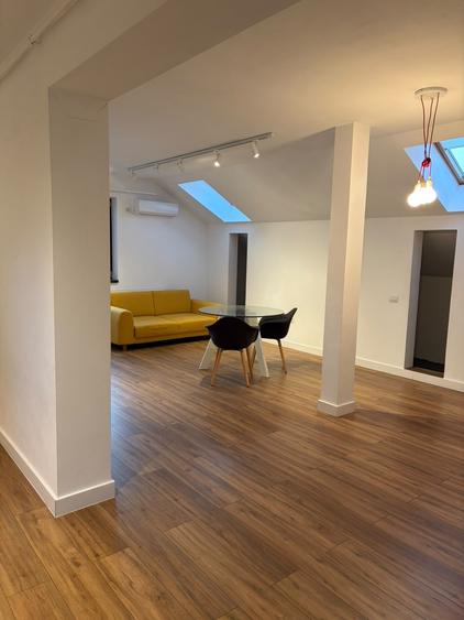 Apartament cu 3 camere semidecomandat, mobilat în Florilor