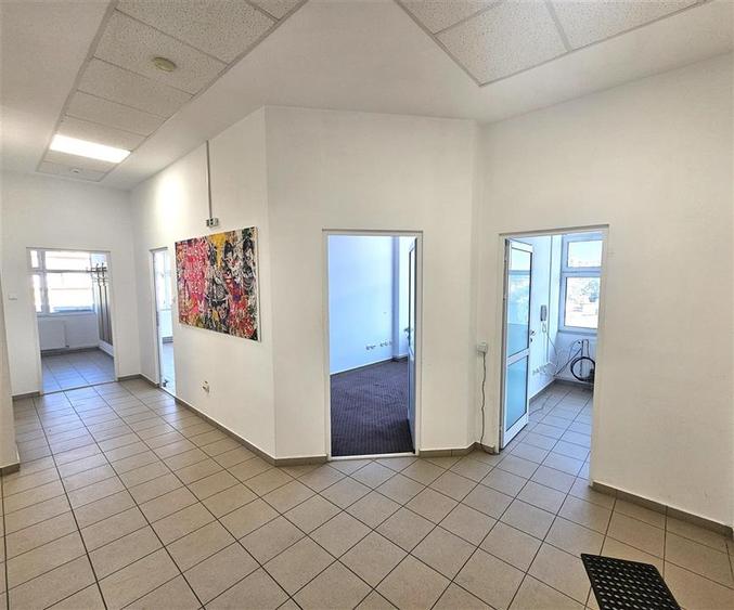 Birou, de 220 mp, în Central
