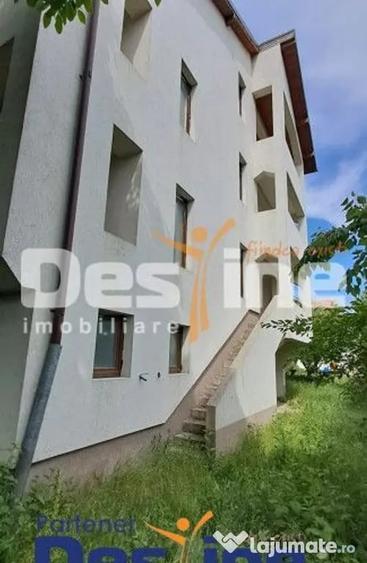 Casă cu 11 camere cu Teren 500 Mp în Valea Lupului