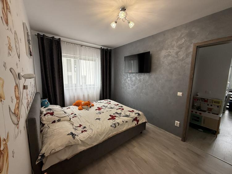 Apartament cu 3 camere semidecomandat, mobilat în Periferie