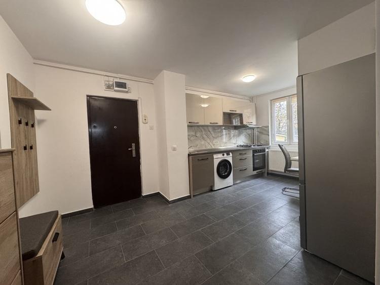 Apartament cu 3 camere semidecomandat, mobilat în Sălăjan
