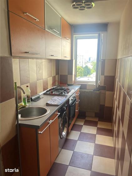 Apartament cu 3 camere semidecomandat în Tei