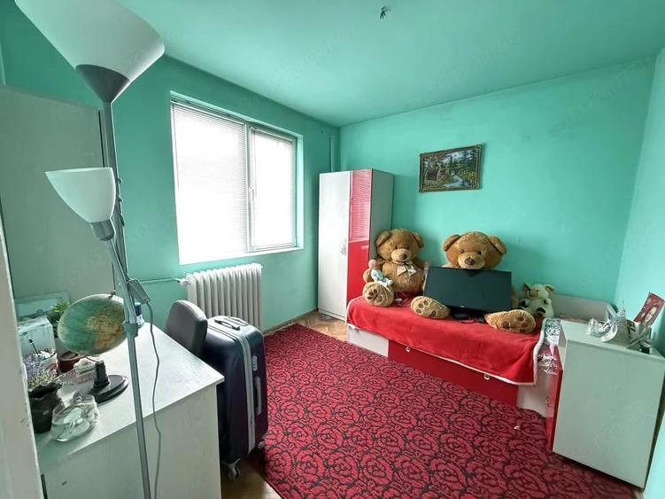 Apartament cu 3 camere semidecomandat în Girocului