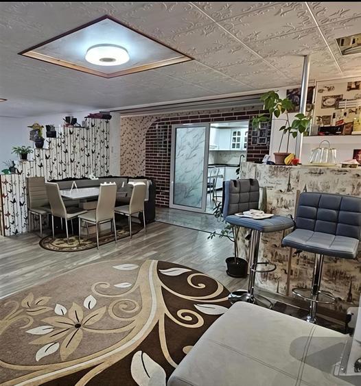 Casă cu 4 camere decomandat în Central