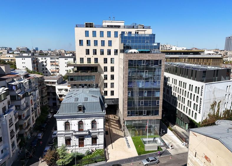 Birou, de 4,900 mp, în Romană