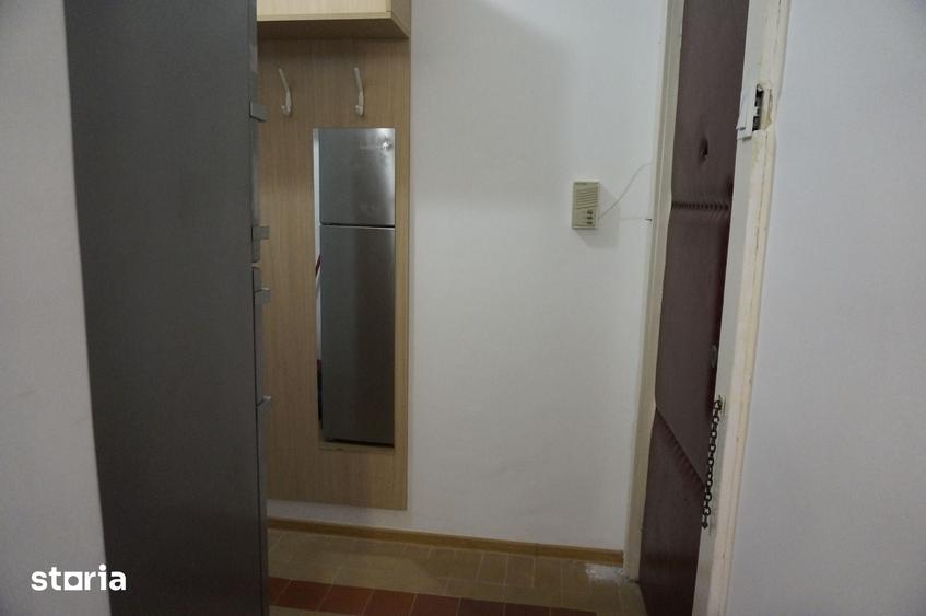 Apartament cu 3 camere semidecomandat în Girocului