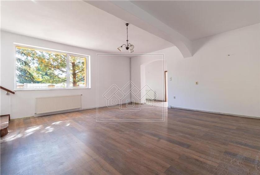 Casă individuală cu 8 camere cu Teren 962 Mp în Sub Arini