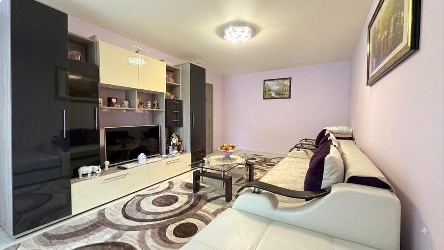 Apartament cu 2 camere decomandat în Tractorul