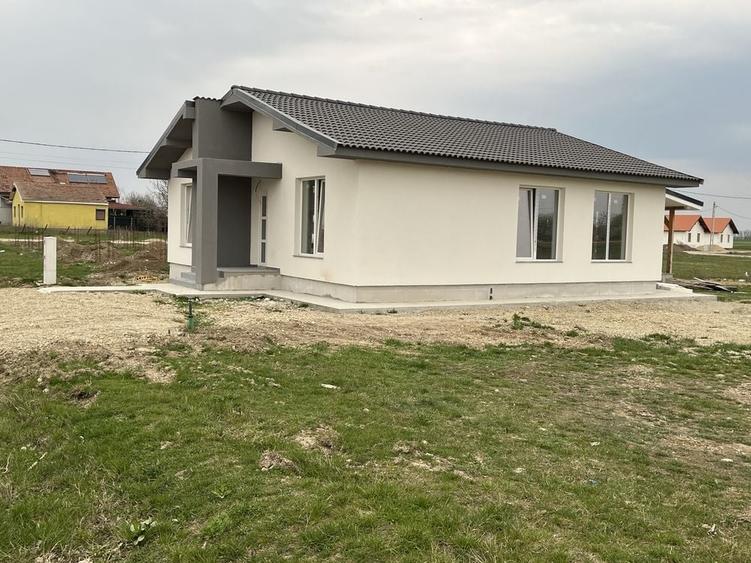 Casă cu 3 camere în Girișu de Criș