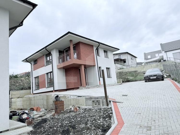 Casă individuală cu 4 camere cu Canalizare în Exterior Est