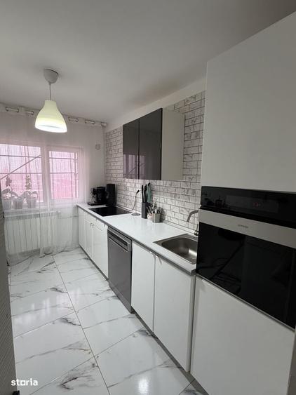 Apartament cu 3 camere semidecomandat în Titan