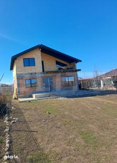 Casă cu 4 camere cu Teren 560 Mp în Stupini