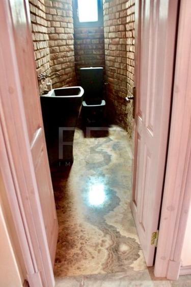 Casă individuală cu 27 camere cu Canalizare în Central