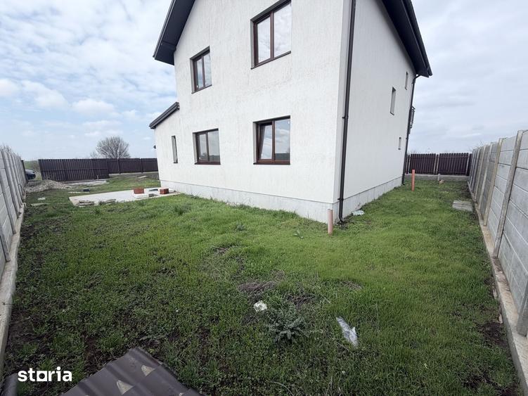 Casă cu 5 camere cu Teren 492 Mp în Glina