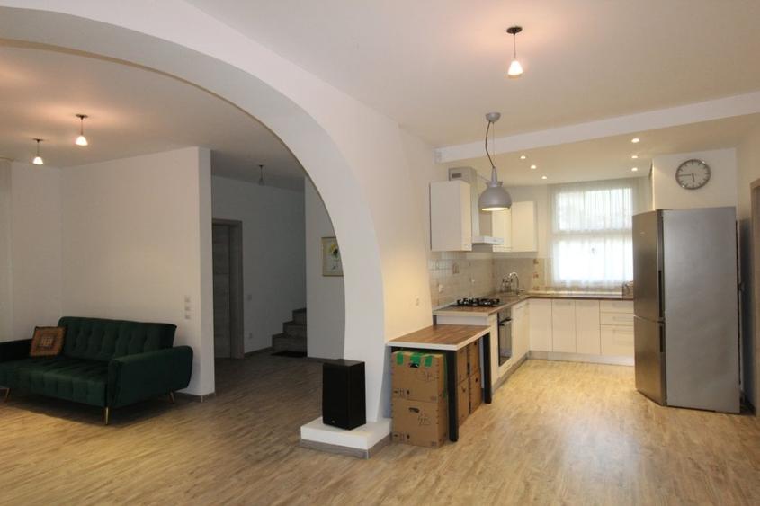 Casă cu 6 camere cu Teren 1064 Mp în Ostratu