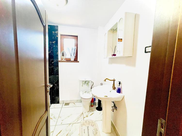 Casă individuală cu 7 camere cu Garaj în Alexandru cel Bun