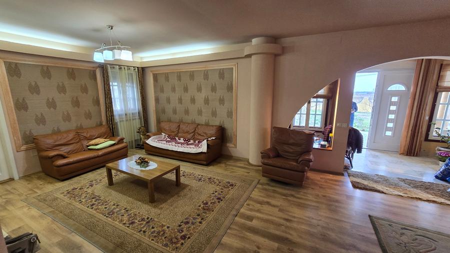 Casă individuală cu 5 camere cu Garaj în Petrești