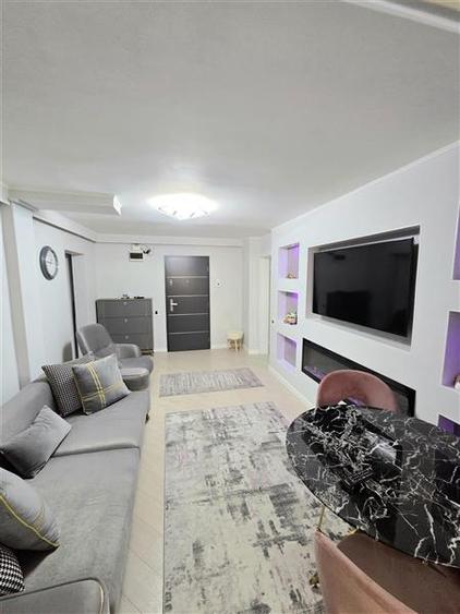 Apartament cu 3 camere semidecomandat, mobilat în Inel I