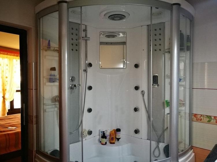 Casă individuală cu 7 camere cu Canalizare în 1 Mai